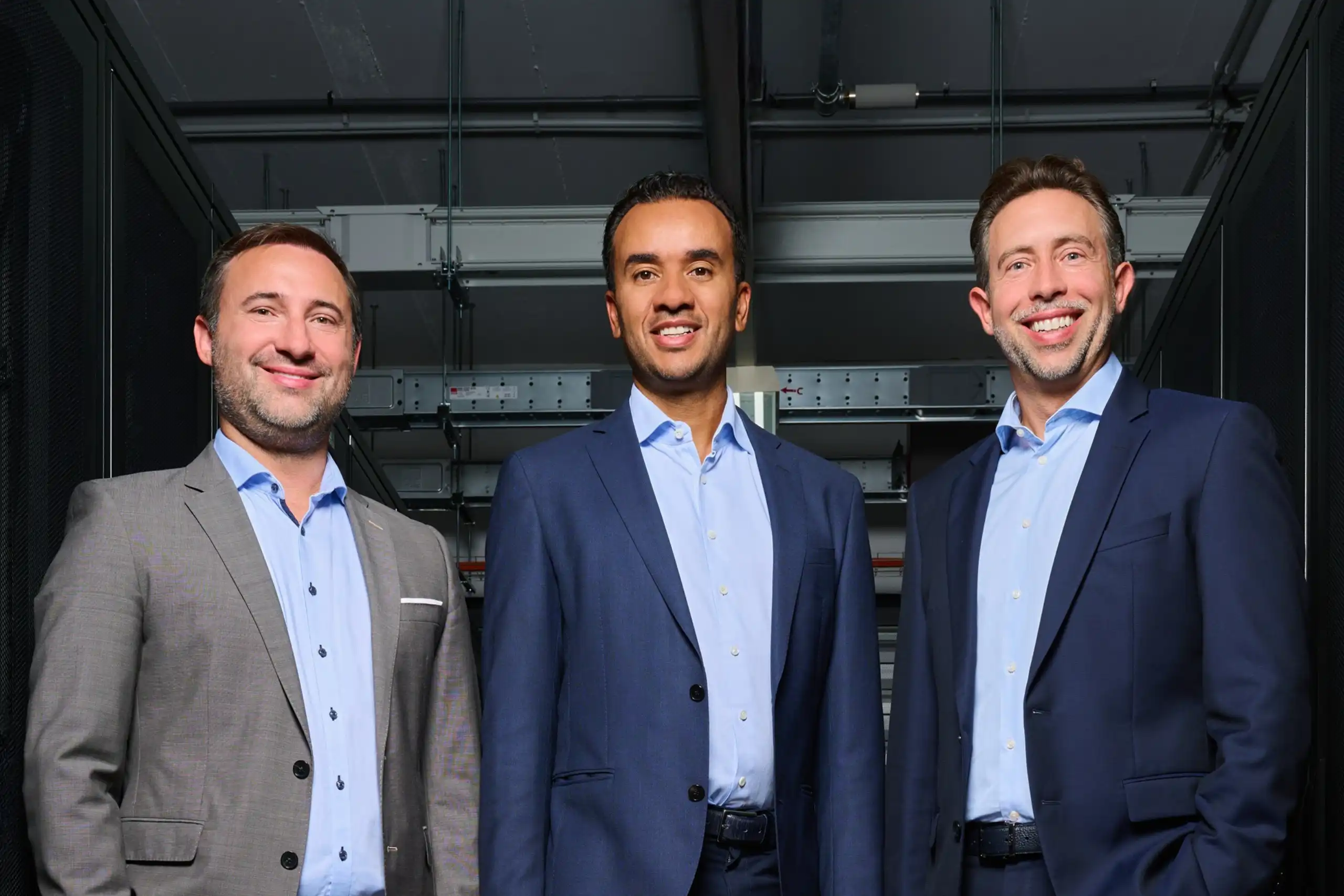 Die Geschäftsführung von firstcolo, stehend im Rechenzentrum. Von links nach rechts: Nicolaj Kamensek, Jerome Evans, Dennis Bergfeld.