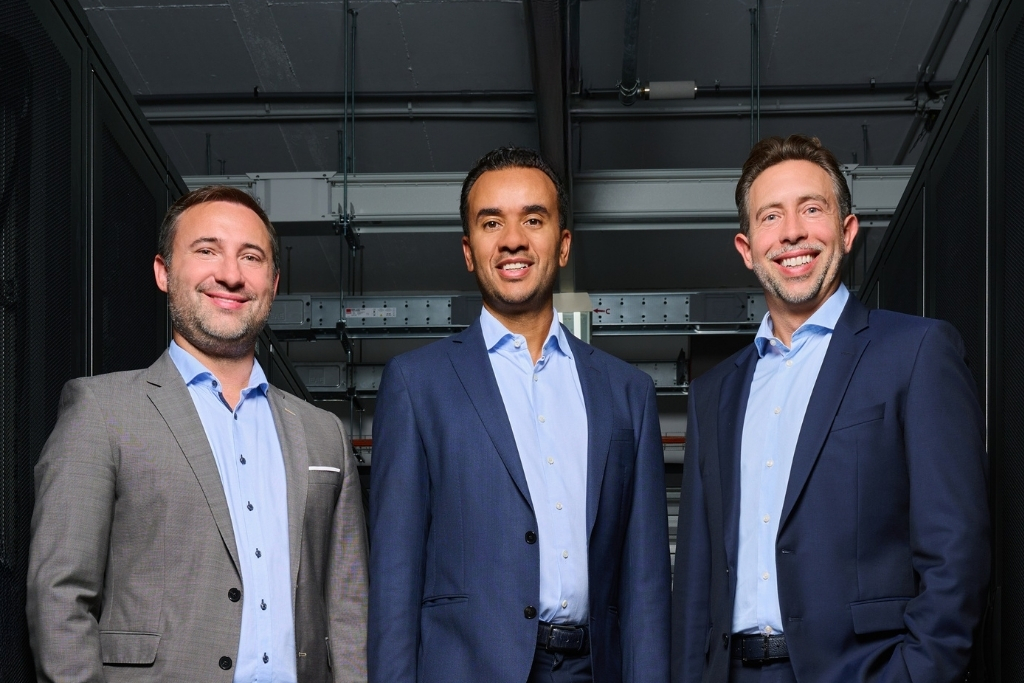 Die Geschäftsführung von firstcolo, stehend im Rechenzentrum. Von links nach rechts: Nicolaj Kamensek, Jerome Evans, Dennis Bergfeld.